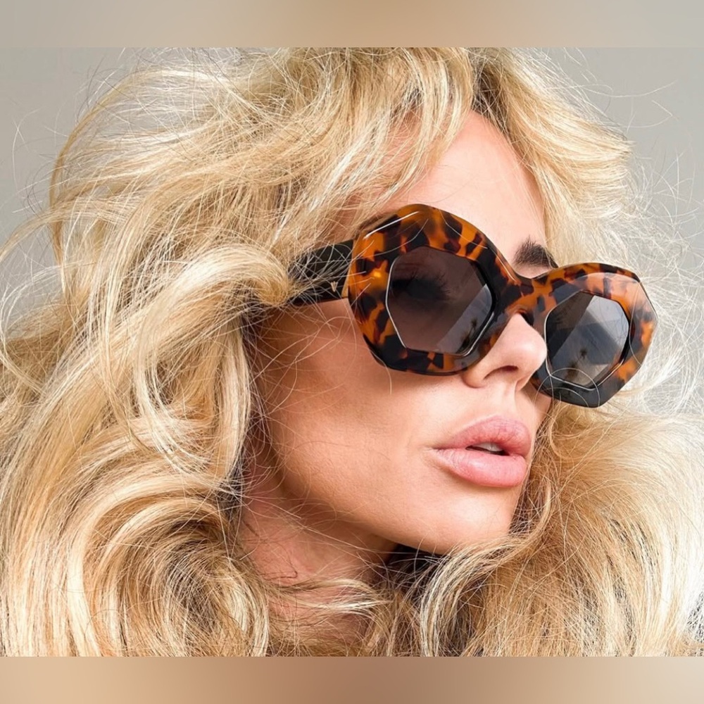 Valley OPERA Sunglasses - black/tort, gold hardware & black gradient lenses